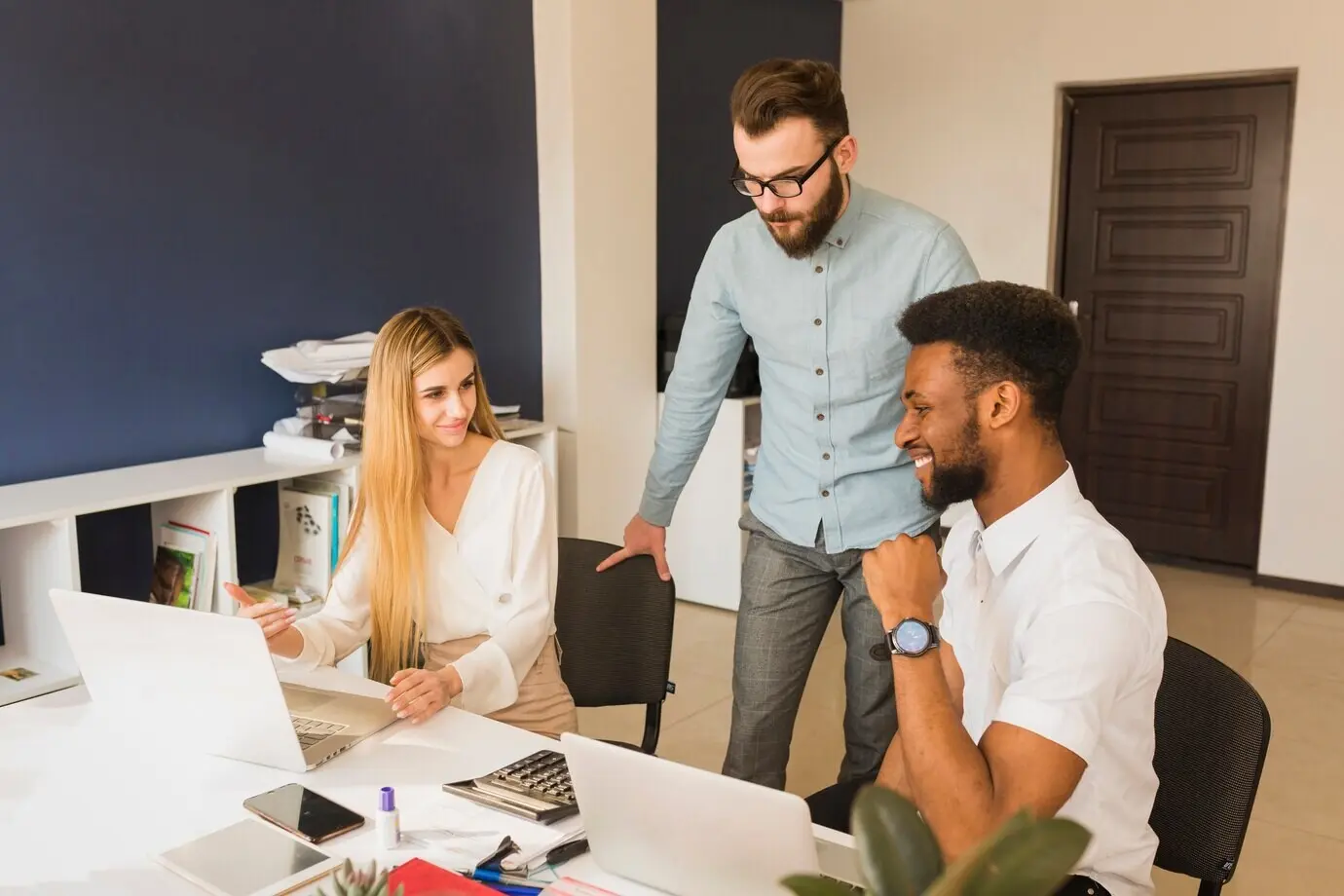 Kollegen arbeiten gemeinsam an einem Projekt.