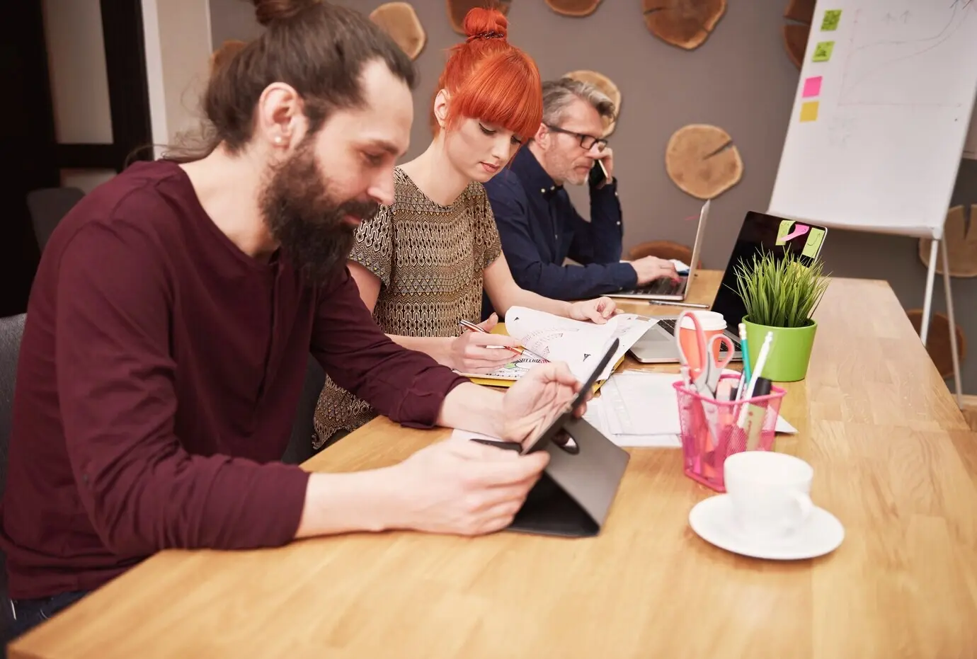 Gruppe kreativer Menschen, die das Arbeitsergebnis analysieren.