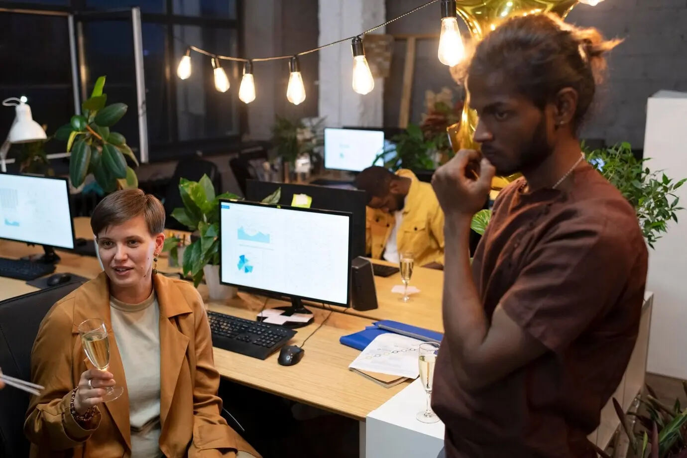 Mittlere Einstellung von Kollegen bei der Arbeit.