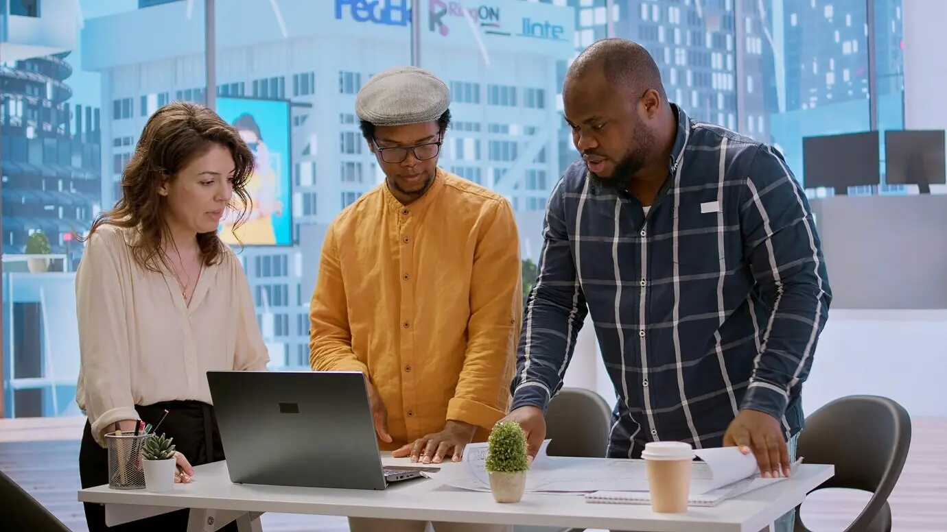 Ein Unternehmensinhaber tauscht während einer Büroführung Ideen mit einem Immobilienmakler und einem Bauunternehmer aus.